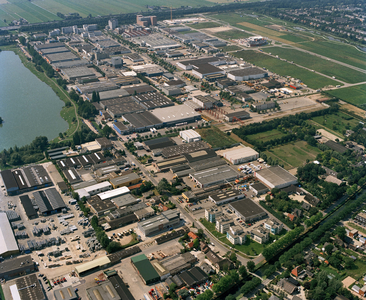844672 Luchtfoto van het bedrijventerrein Oudenrijn (Strijkviertel) te De Meern (gemeente Utrecht), uit het oosten. ...